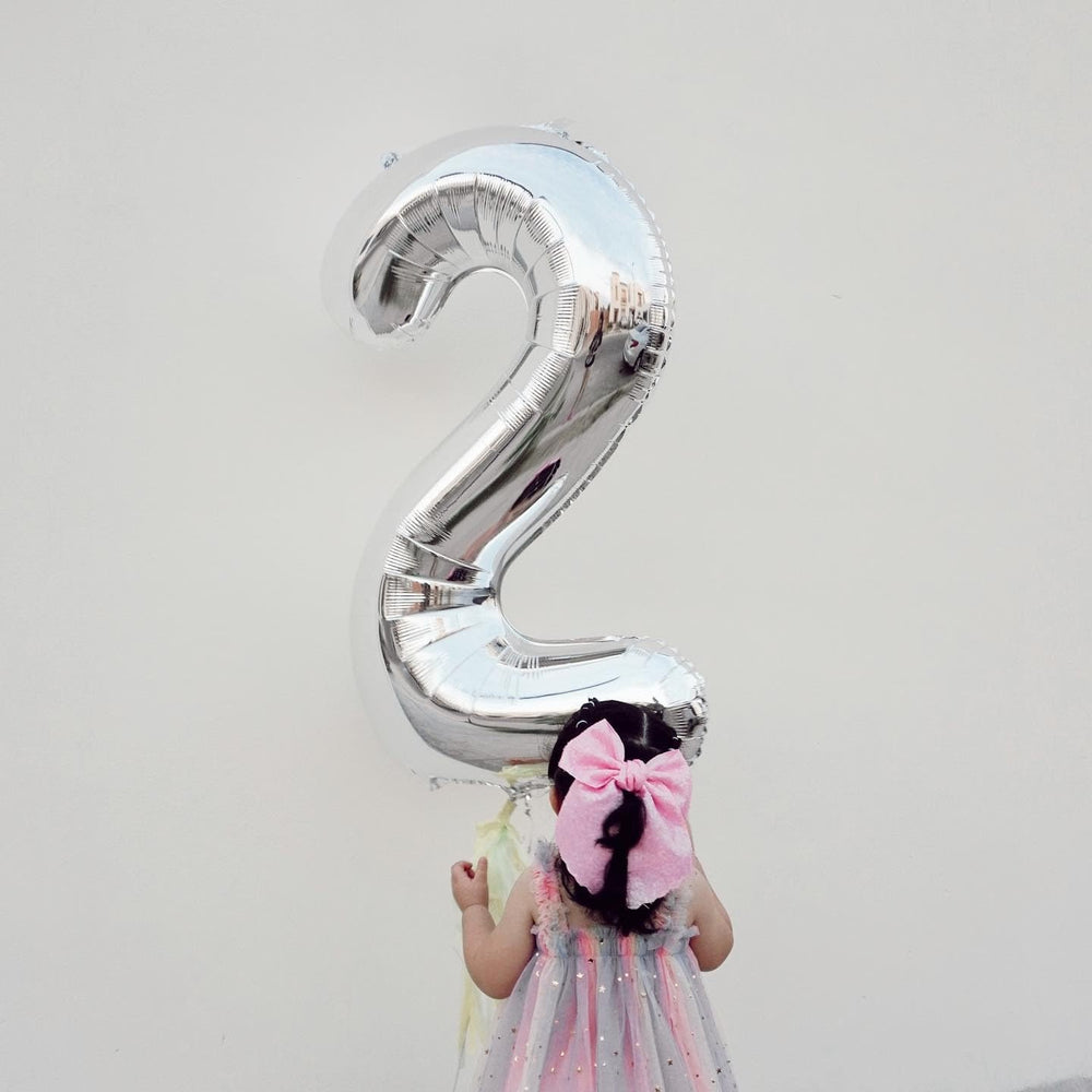 Balon din Folie Metalizata, Figurina Cifra, Tema Aniversare 80 cm, Ambalaj Individual, Pai inclus, Umflare cu Aer sau Heliu, Argintiu, Cifra 2