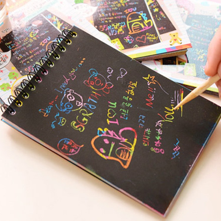 Caiet cu fise razuibile, DIY Magic Scratch, 12 File, Curcubeu, Creion din Lemn, Cartonase negre, 14.2 x 9.8 cm, Verde