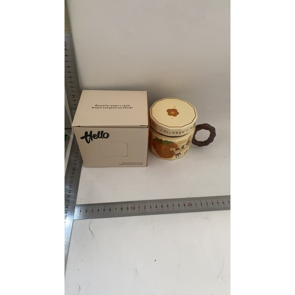 Cana din ceramica, Cana pentru Cafea, Ceai, Cana Universala, Unisex, Cana cu Capac, 9 x 8 x 8 cm, 400 ml, Model Capsuna, Bej