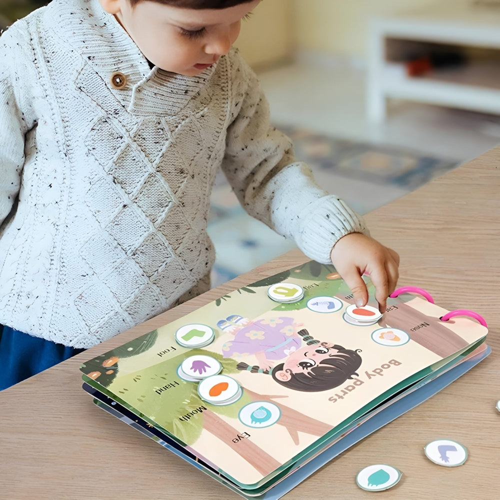 Carte Educationala Montessori, Joc Educational Busy Book, Carte Senzoriala cu 12 Teme de Invatare, Dezvolta Motricitatea Fina si Logica, Alfabet, Cifre, Jucarie de Calatorie, 3ani+, Multicolor
