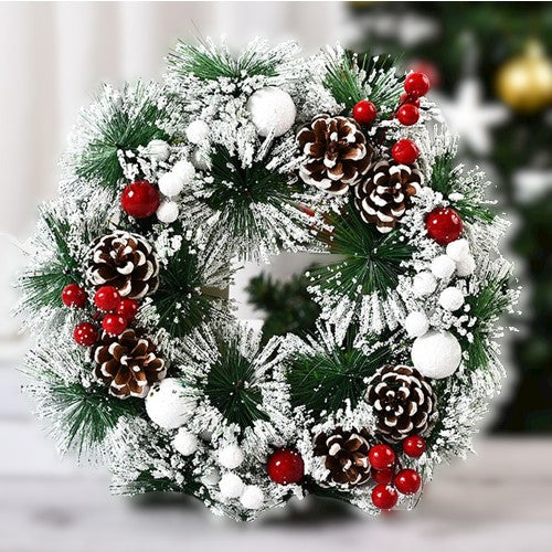 Coronita pentru Craciun, diametru 32 cm, din brad artificial, decorata cu conuri si merisoare, inzapezit. Verde/Alb