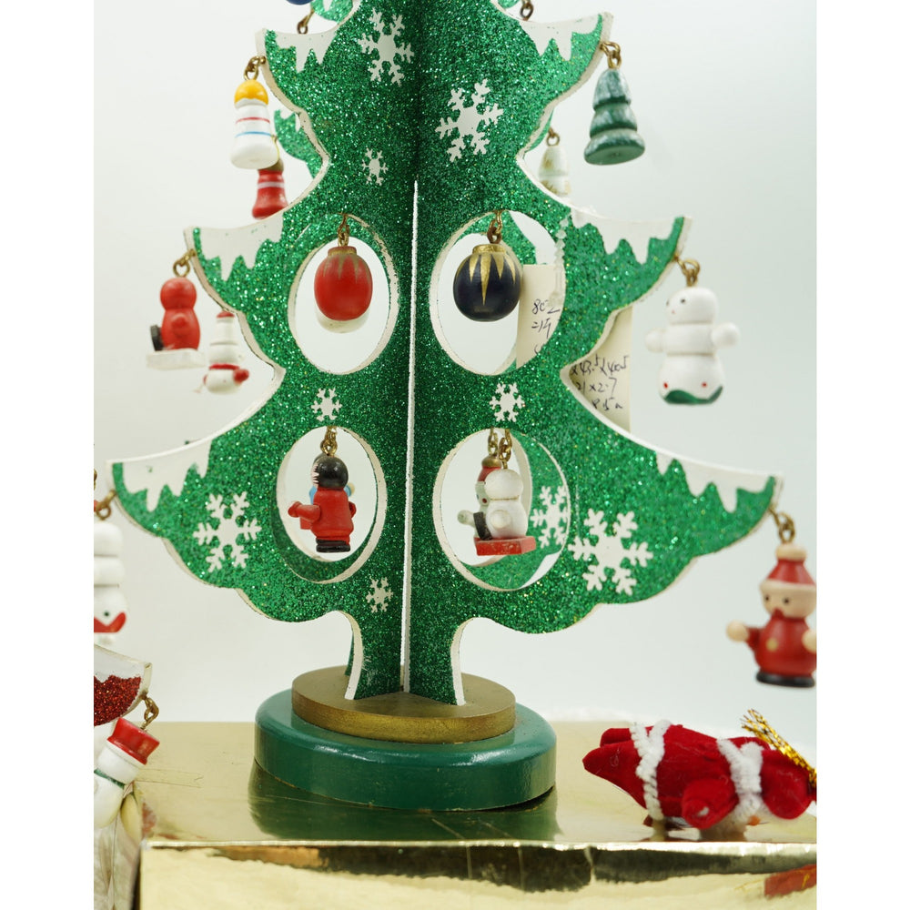 Decoratiune Craciun, Brad, Verde/Alb, 8 cavitati cu ornamente, 18.5 cm x 33 cm, Lemn