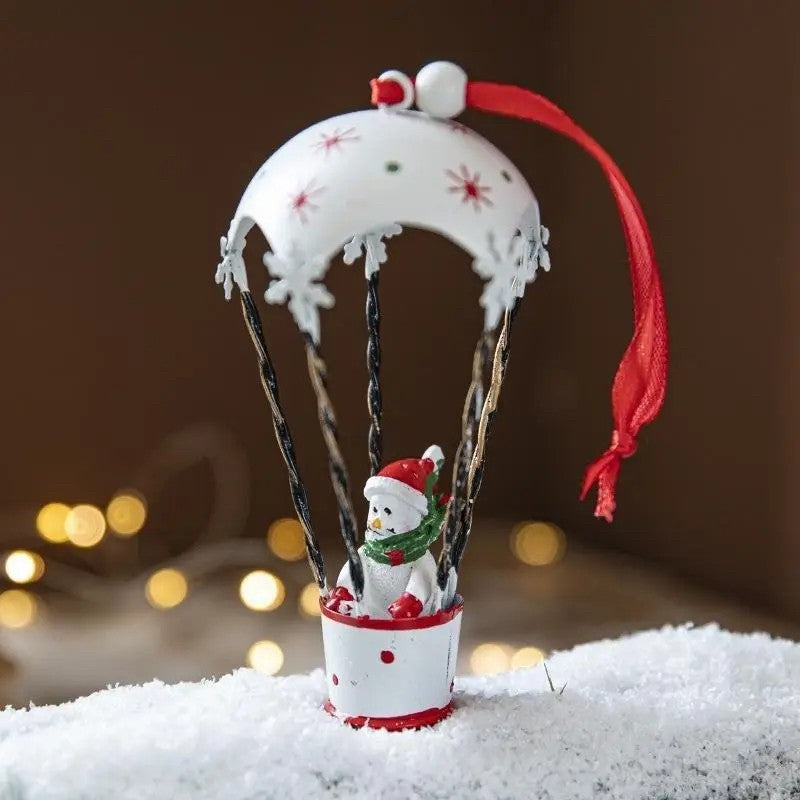 Figurina pentru Brad de Craciun, Model Om de Zapada in Balon cu Aer Cald, Ornament pentru Brad, din Metal, 11 x 5.5 x 5.5 cm, Alb