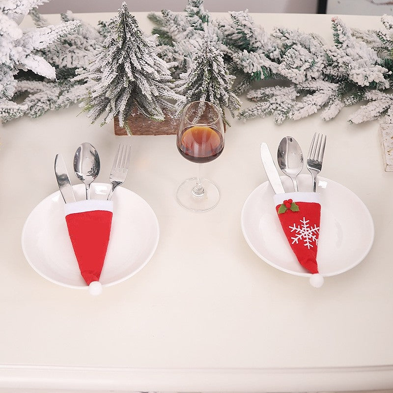 Husa decorativa festiva pentru 3 tacamuri, model caciulita cu fulg, material textil si poliester, 18 x 7 cm, rosu