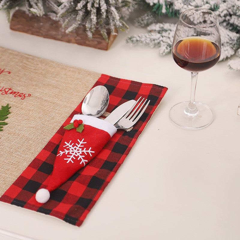 Husa decorativa festiva pentru 3 tacamuri, model caciulita cu fulg, material textil si poliester, 18 x 7 cm, rosu