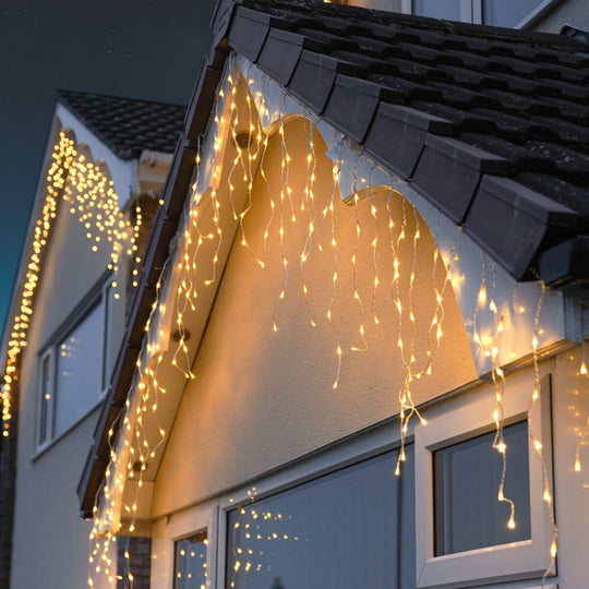Instalatie Craciun, Tip Franjuri/Turturi, 7 m, 200 LED-uri, Prelungitor 1.5 m, 8 Jocuri de Lumini, Interconectabila, Conectare la Retea, Fir transparent, Interior/Exterior, Alb Cald