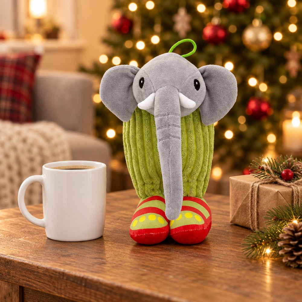Jucărie de pluș elefant-cactus, sub bradul de Crăciun
