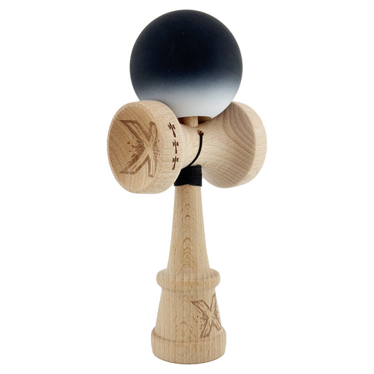 Kendama X Originala, Profesionala, Cupe Mari KING SIZE V3, Rubber Grip, Gaura in Baza, Rulment Metalic, din lemn 18 cm, Ata 62/65 cm, Gradient Negru/Alb