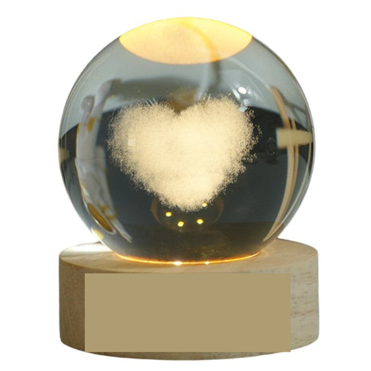 Lampa LED Decorativa, Bila de Cristal cu Diametru 6cm, Model Inima 3D, Alimentare USB, Suport din Lemn, Lumina Alb Cald
