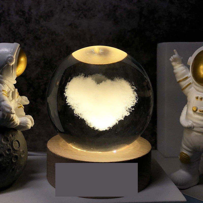 Lampa LED Decorativa, Bila de Cristal cu Diametru 6cm, Model Inima 3D, Alimentare USB, Suport din Lemn, Lumina Alb Cald