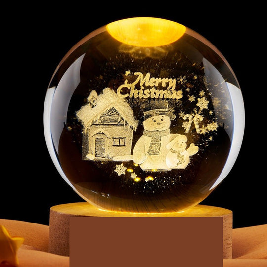Lampa LED Decorativa, cu Bila de Cristal cu Diametru 6cm, Model Merry Christmas 3D, Alimentare USB, Suport din Lemn, Lumina Alb Cald