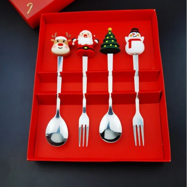 Set 4 Tacamuri, cu Figurine de Craciun, din Otel Inoxidabil, 2 Furculite, 2 Linguri, Cutie Festiva, 13.5 cm, Rosu