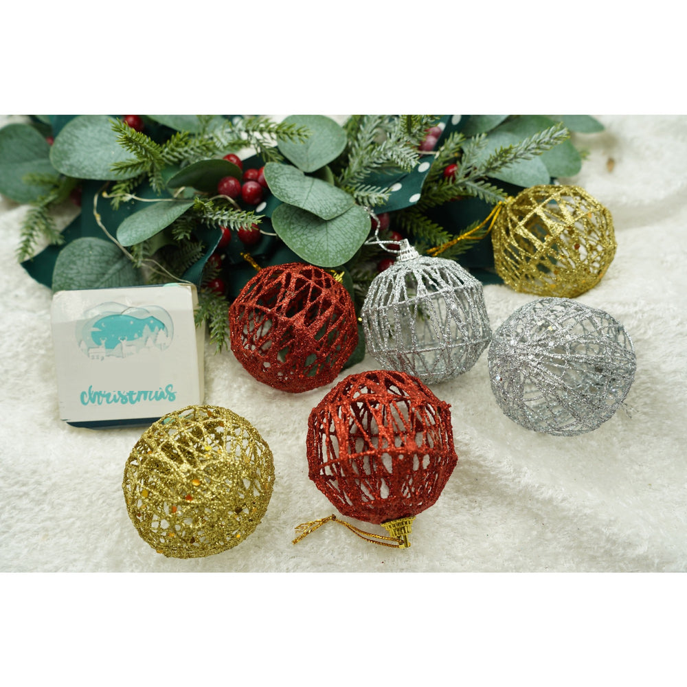 Set de 6 ornamente de brad, de tip Glob, Multicolor, cu ø de 6 cm, din metal, cu finisaj sclipitor, cutie 6 cm adancime x 34 cm lungime x 6 cm inaltime