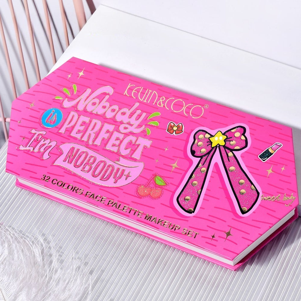 Trusa de Machiaj Profesionala Kevin&Coco Nobody is Perfect, 32 Culori, Paleta Multifunctionala pentru Ochi si Fata, Farduri Mate si Sidefate, Design Pop-Art Roz, Pigmentare Intensa, 29 x 23.5 x 3 cm